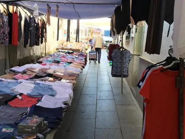 Mercado callejero de los viernes, en Ceclavín. :: A. T.
