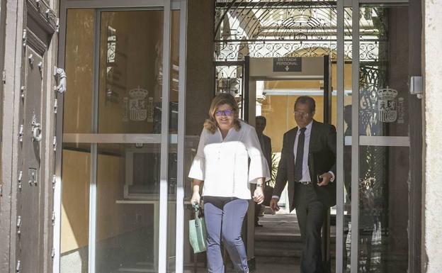 Victoria Dominguez saliendo de declarar ante el juez del TSJEx en julio del año pasado
