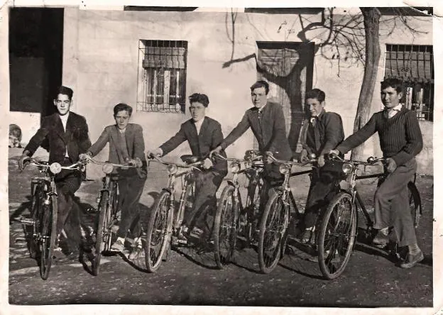 Fotografía rescatada durante las investigaciones, con vecinos de Peraleda antes de los años 50, que es cuando se centra el estudio. :: A.R.P.
