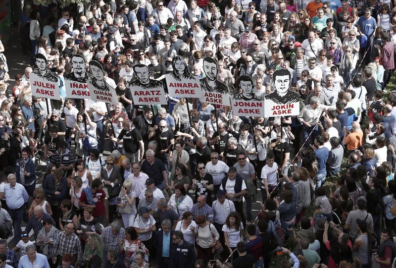 Fotos: Miles de personas protestan en Pamplona contra la sentencia impuesta a los ocho jóvenes por la agresión de Alsasua