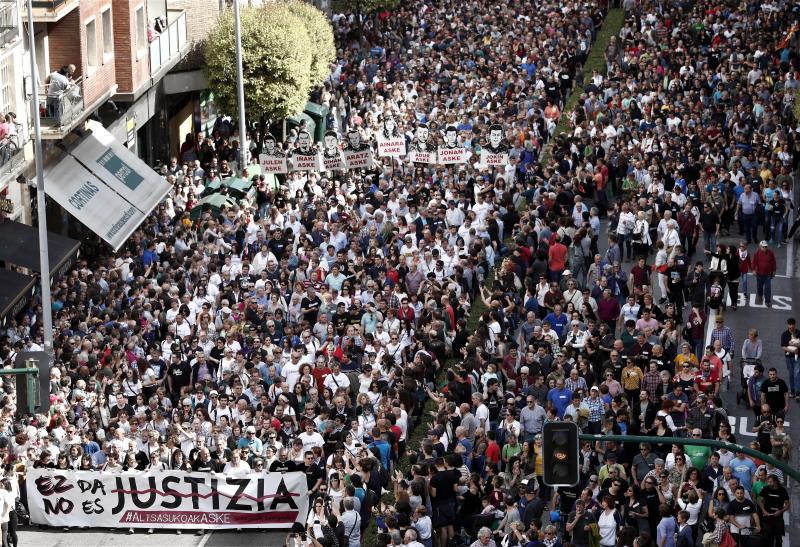 Fotos: Miles de personas protestan en Pamplona contra la sentencia impuesta a los ocho jóvenes por la agresión de Alsasua