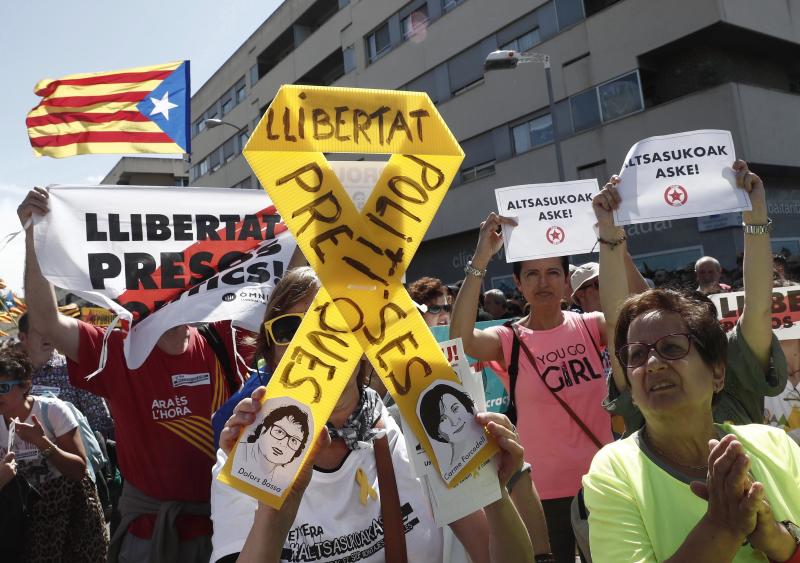 Fotos: Miles de personas protestan en Pamplona contra la sentencia impuesta a los ocho jóvenes por la agresión de Alsasua