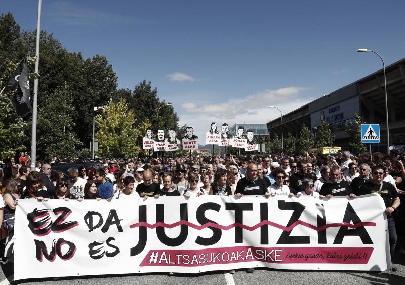 Fotos: Miles de personas protestan en Pamplona contra la sentencia impuesta a los ocho jóvenes por la agresión de Alsasua