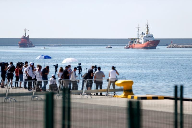 Aplausos y muestras de alegría de los inmigrantes a su llegada a España