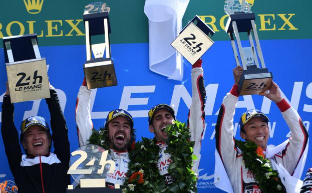 Fernando ALonso y sus compañeros de Toyota celebran el triunfo. 
