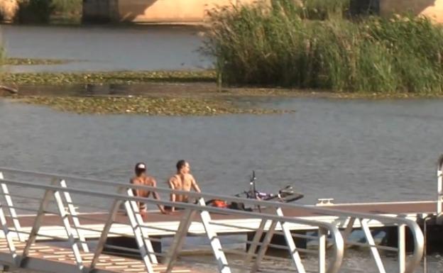 Dos jóvenes en el parque del río del Guadiana, en Badajoz:: HOY