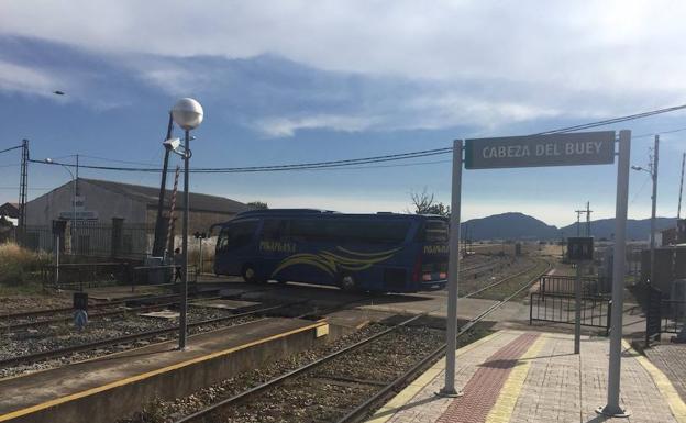 La avería de un mercancías obliga a trasladar por carretera a 22 viajeros que iban en otro tren a Alcázar