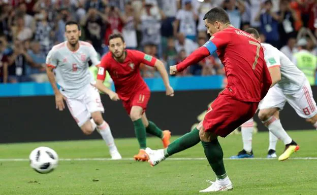 Cristiano marca de penalti ante España.