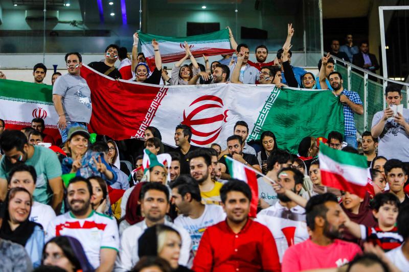 Las autoridades cortan la emisión del partido en las pantallas del estadio de Teherán por la presencia femenina y para no difundir imágenes de aficionadas en Rusia. 