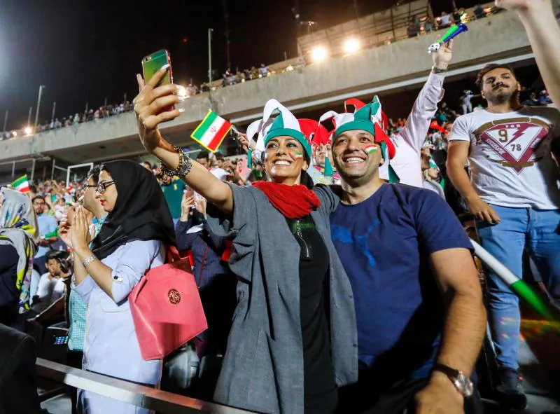 Las autoridades cortan la emisión del partido en las pantallas del estadio de Teherán por la presencia femenina y para no difundir imágenes de aficionadas en Rusia. 