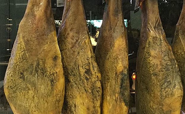 Sanidad denuncia ante la Fiscalía el hallazgo de jamones caducados en Higuera la Real