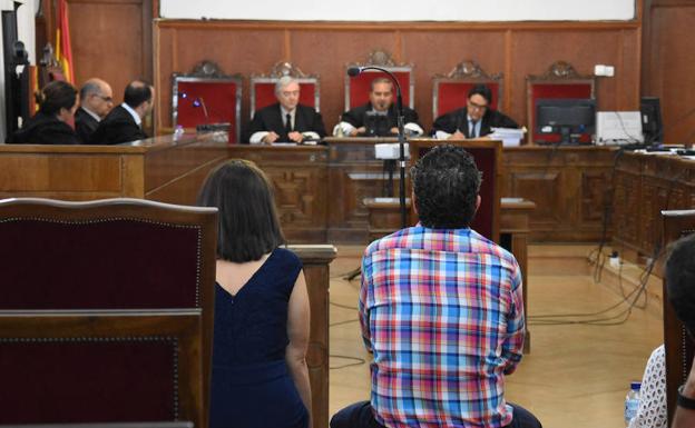 Los acusados, durante el juicio que comenzó ayer. :: C.MORENO