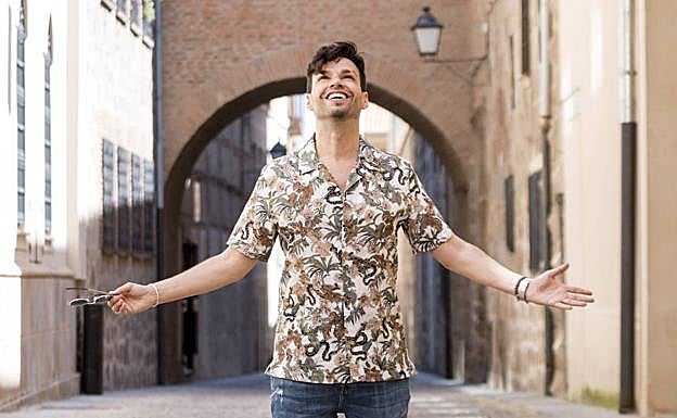 El cantante Paco Arrojo, en la calle de la Encarnación de Plasencia. :: 