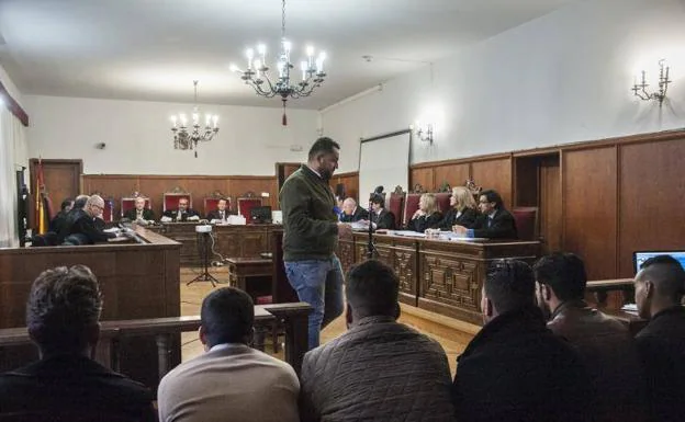 El joven que perdió el 99% de la visión de un ojo sale de la sala. De espaldas, los acusados, durante el juicio celebrado en febrero:. PAKOPÍ 