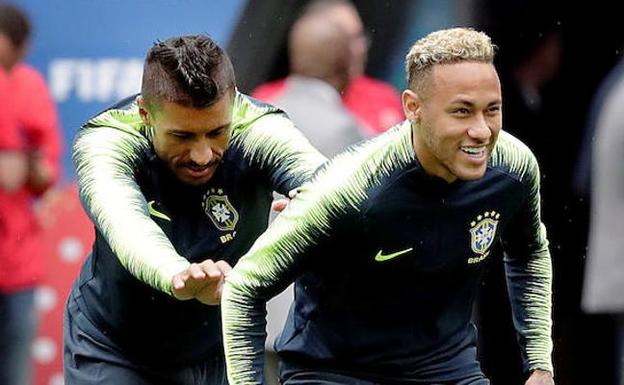 Paulinho y Neymar durante un entrenamiento con la selección.