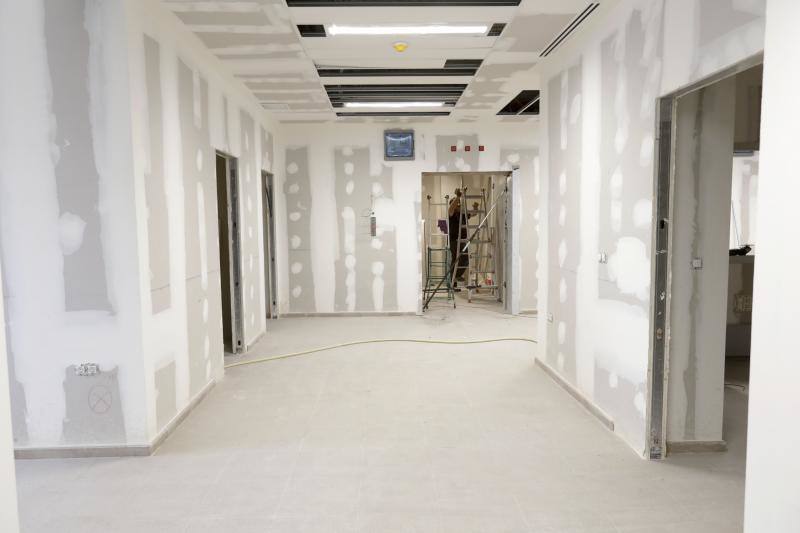 Los integrantes del Movimiento Vecinal por la Segunda Fase del Hospital realizaron ayer por la tarde una visita guiada a las nuevas instalaciones sanitarias que se levantan en El Cuartillo