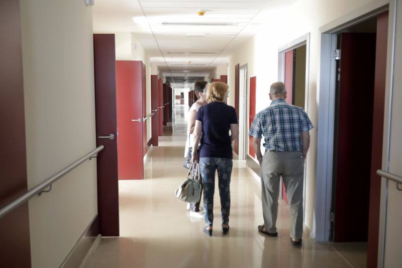 Los integrantes del Movimiento Vecinal por la Segunda Fase del Hospital realizaron ayer por la tarde una visita guiada a las nuevas instalaciones sanitarias que se levantan en El Cuartillo