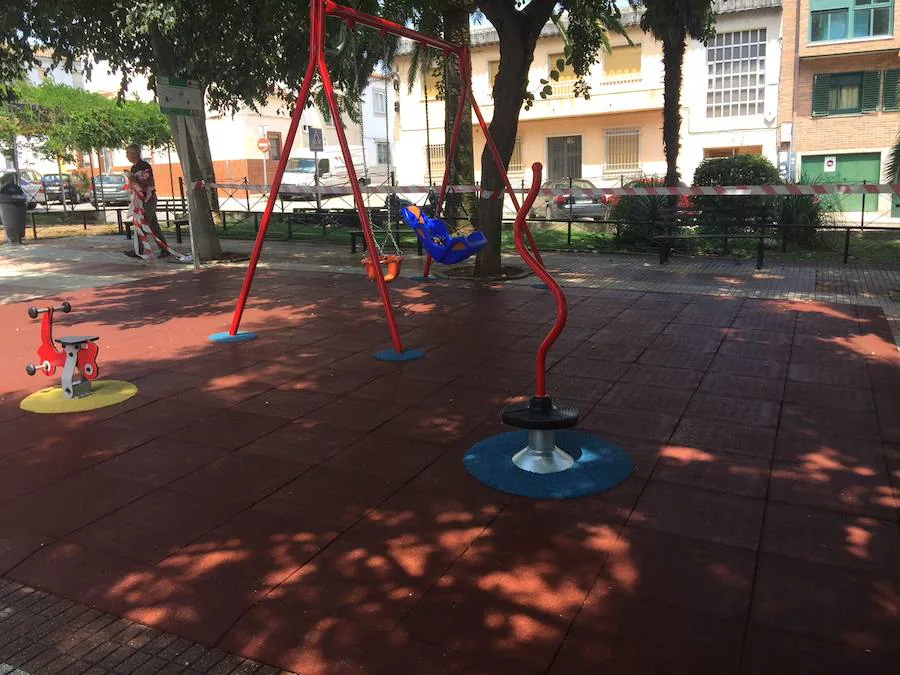 La plaza de Italia de Cáceres estrena zona de juegos infantiles