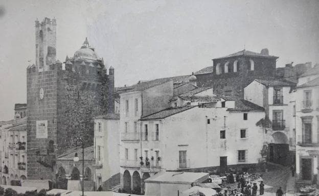 La Plaza Mayor en 1915, en donde aparecen los edificios tirados. :: ARCHIVO MARCHENA