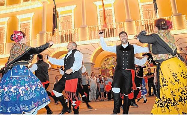 Bailes en el encendido de la portada del recinto ferial el año pasado