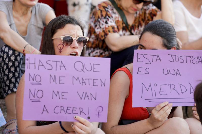 «Con ropa o sin ropa, mi cuerpo no se toca», ha sido uno de los mensajes que se ha podido leer en la protesta en Cáceres