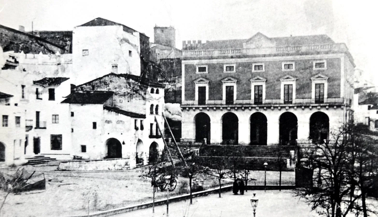 1-Año 1865. Fotografía de Laurent de la Plaza Mayor de Cáceres con casas rodeando la Torre de la Yerba. Casas que fueron tiradas.