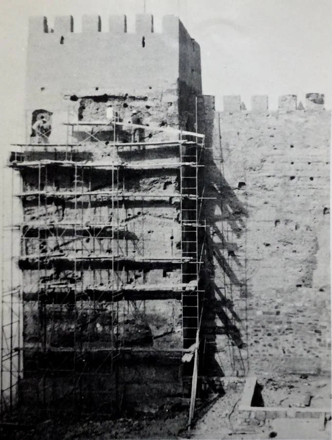 10-Año 1973. Rehabilitando la Torre de la Yerba en la zona del Foro de los Balbos. (Archivo Marchena)