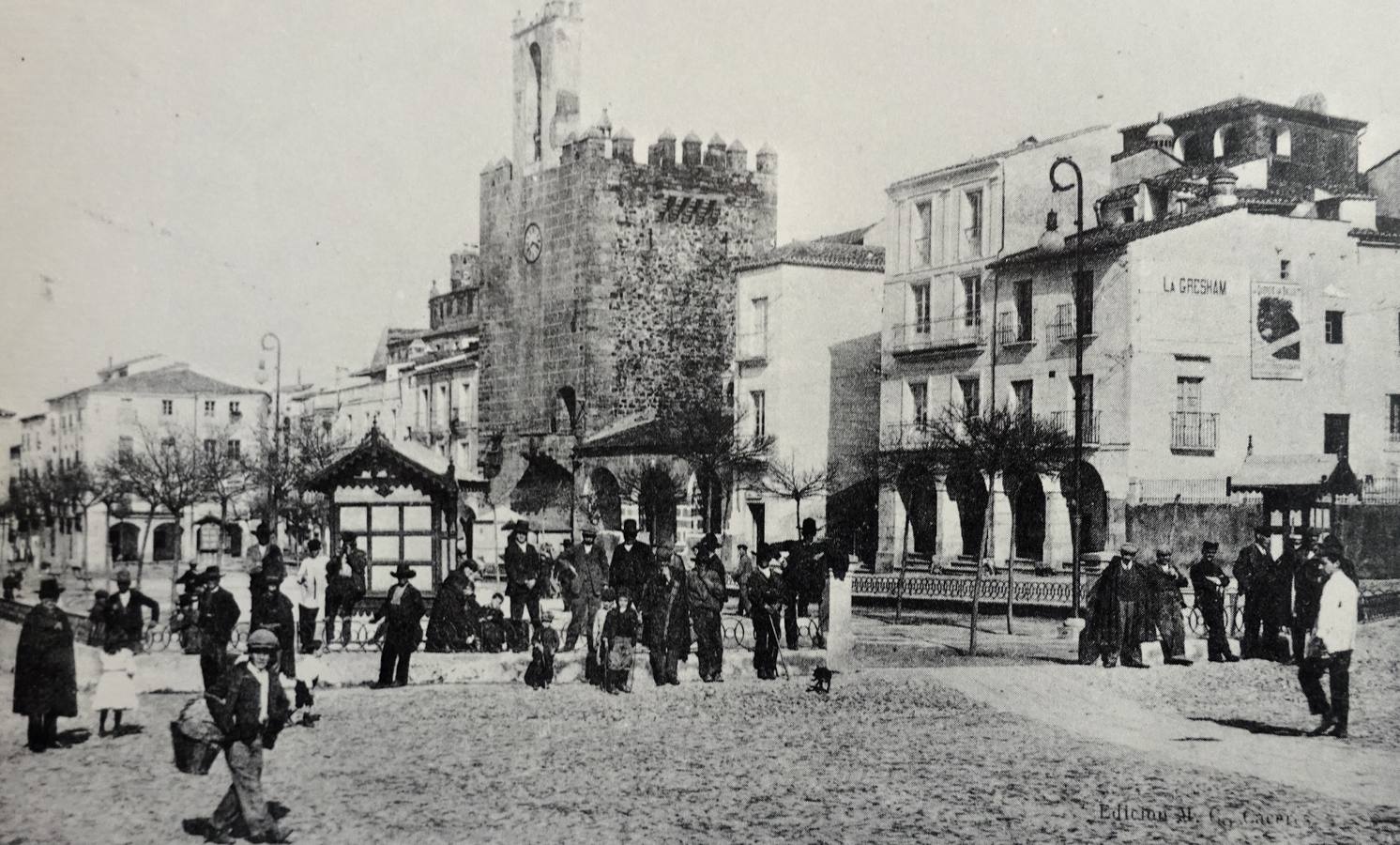 2-Año 1911. Imagen de la Plaza Mayor con casas que tapaban la visión de la Ciudad Monumental. (Archivo Marchena)