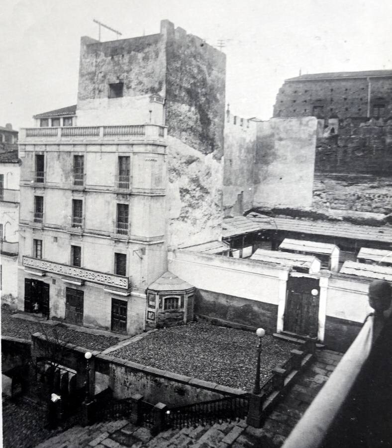 4-Año 1930. La Torre de la Yerba con el edificio que la tapaba y el mercado. (Archivo Marchena)