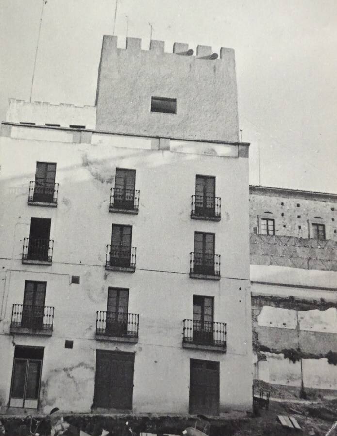 8-Año 1973. Se derribó un edificio de cuatro plantas para liberar la Torre de la Yerba. (Foto Múñez)