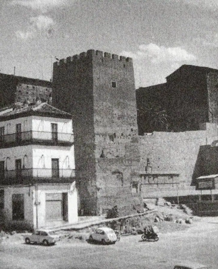 9-Año 1973. La Torre de la Yerba totalmente liberada. (Del libro 'La des-construcción de la Muralla de Cáceres')
