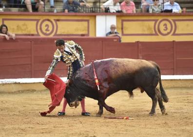 Imagen secundaria 1 - Arriba, tendido desierto en la plaza de Badajoz. Abajo a la izquierda, osada de Maravillas en el sexto; y a la derecha, Pedrito de Portugal torea con la derecha. 