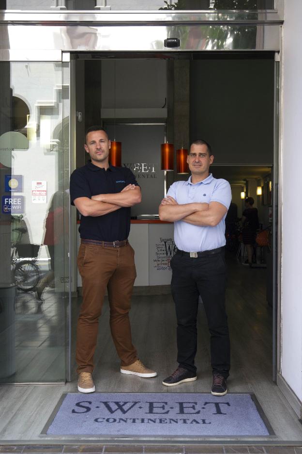 Mano a mano. Luis Fernández (izquierda) y Sergio Navarro, en la puerta del Continental, en Valencia, el primero de los hoteles que pasaron a gestionar. 