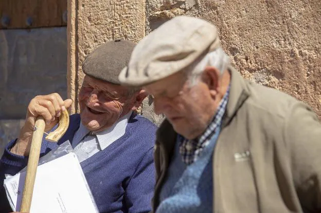 Modesto, de 88 años, y su vecino Teodoro charlan en un rincón.