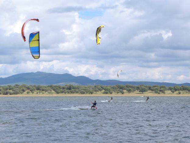 «Si el viento sopla de Torrejoncillo nos colocamos en una orilla, si lo hace del Oeste nos vamos a la otra». Al fondo, el Puerto de los Castaños, por donde pasa la A-66. :: Sebastián Grajera