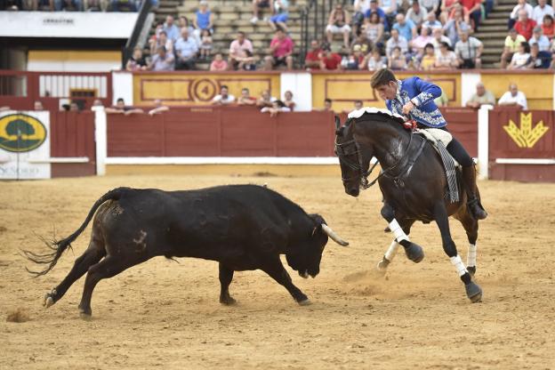 Guillermo Hermoso de Mendoza la da el pecho de su caballo al novillo. 