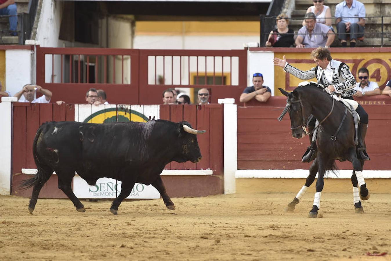 Joao Moura cierra su actuación con una vuelta al ruedo por iniciativa propia tras una actuación sin brillo en la que falló con los rejones de muerte