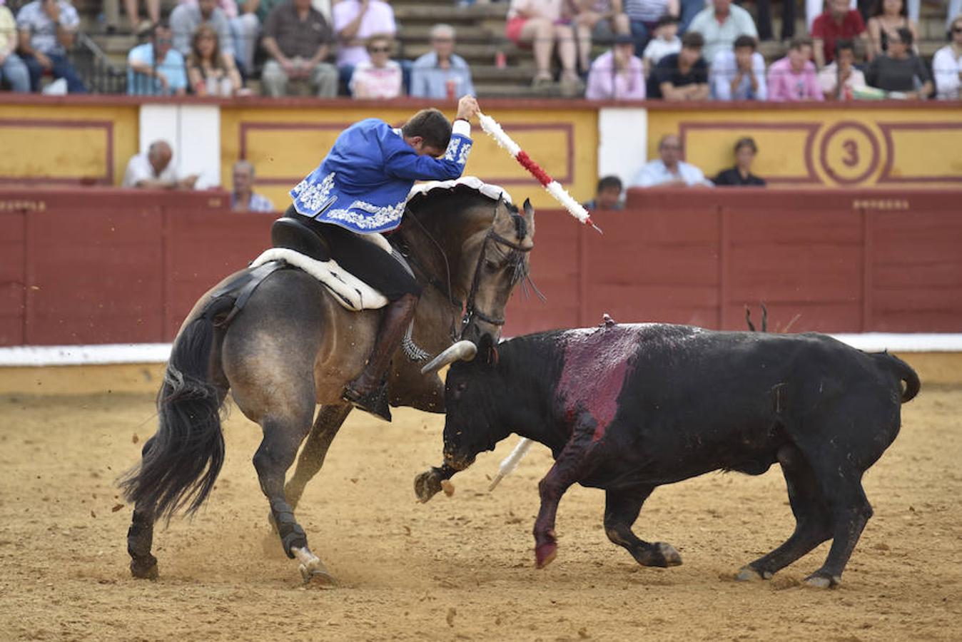 Joao Moura cierra su actuación con una vuelta al ruedo por iniciativa propia tras una actuación sin brillo en la que falló con los rejones de muerte