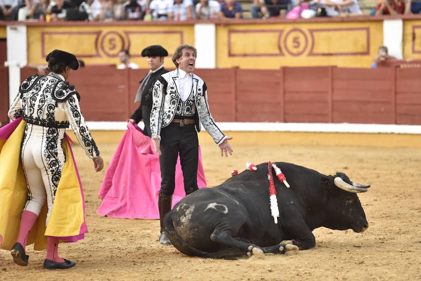 Joao Moura cierra su actuación con una vuelta al ruedo por iniciativa propia tras una actuación sin brillo en la que falló con los rejones de muerte