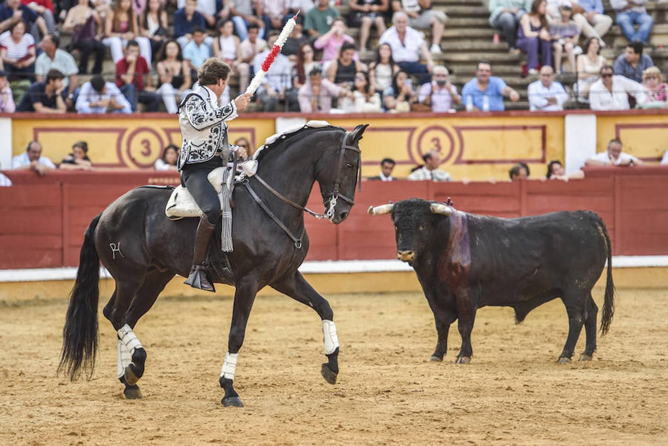 Joao Moura cierra su actuación con una vuelta al ruedo por iniciativa propia tras una actuación sin brillo en la que falló con los rejones de muerte