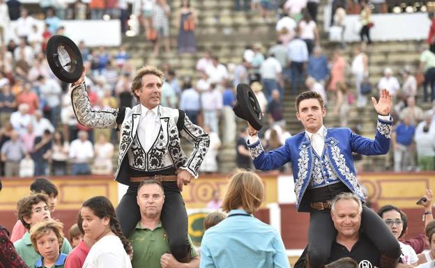 Imagen. Pablo y Guillermo Hermoso de Mendoza salen a hombros del coso de Pardaleras