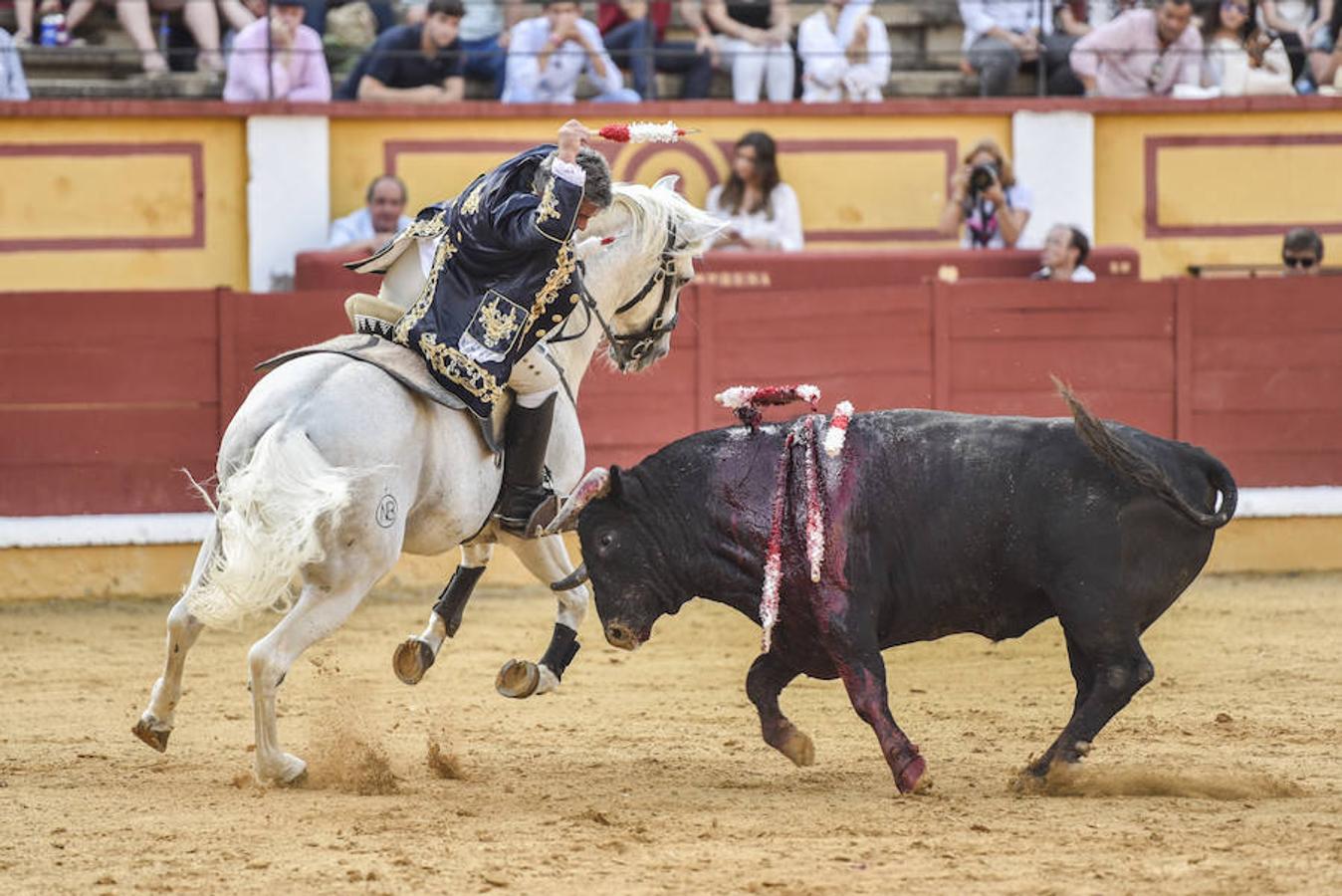 Joao Moura cierra su actuación con una vuelta al ruedo por iniciativa propia tras una actuación sin brillo en la que falló con los rejones de muerte