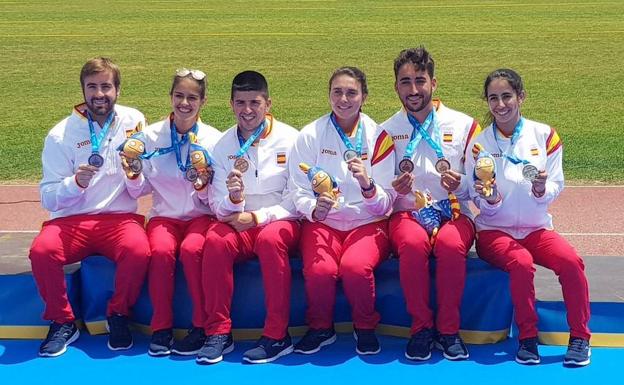 Yiyo Fernández posa con la medalla de bronce por equipos junto a sus compañeros de la selección y las arqueras españolas también medallistas en los Juegos Meditterráneos. :: @yiyo_power 