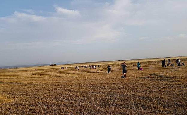 Los pasajeros tuvieron que caminar un kiómetros campo a través.