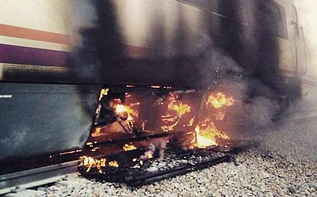 Imagen del incendio que sufrió el tren el sábado. :: HOY