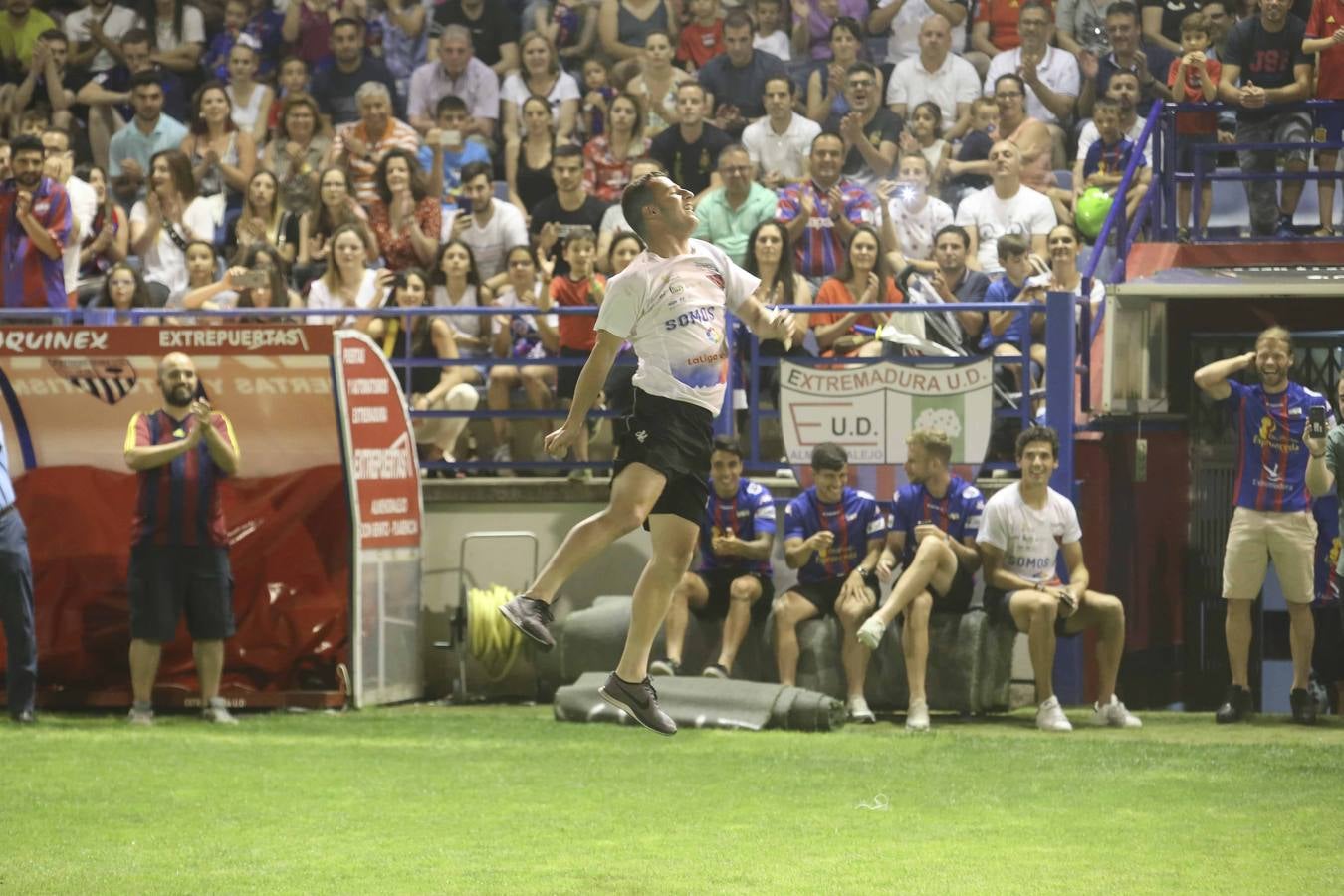 Los aficionados han esperado la llegada del autobús descapotable que ha llevado al equipo desde las bodegas donde han tenido hoy un almuerzo. Tras los cánticos y saltos en el balcón del Ayuntamiento, los jugadores junto al cuerpo técnico y a la directiva, se han dirigido al salón de plenos municipal, donde el alcalde, José García Lobato, ha presidido la recepción oficial .