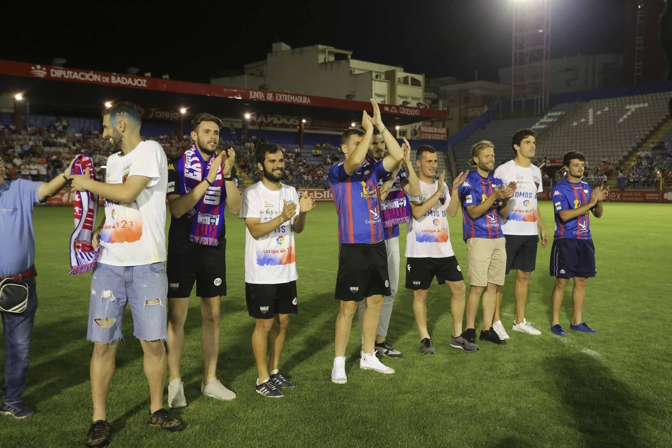 Los aficionados han esperado la llegada del autobús descapotable que ha llevado al equipo desde las bodegas donde han tenido hoy un almuerzo. Tras los cánticos y saltos en el balcón del Ayuntamiento, los jugadores junto al cuerpo técnico y a la directiva, se han dirigido al salón de plenos municipal, donde el alcalde, José García Lobato, ha presidido la recepción oficial .