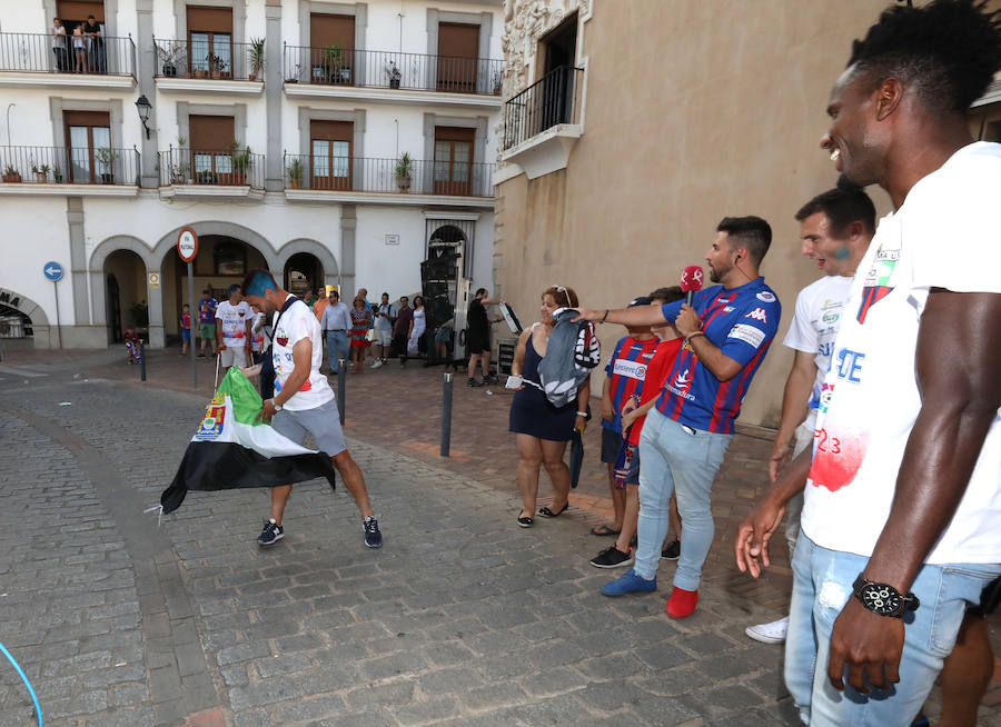 Los aficionados han esperado la llegada del autobús descapotable que ha llevado al equipo desde las bodegas donde han tenido hoy un almuerzo. Tras los cánticos y saltos en el balcón del Ayuntamiento, los jugadores junto al cuerpo técnico y a la directiva, se han dirigido al salón de plenos municipal, donde el alcalde, José García Lobato, ha presidido la recepción oficial .