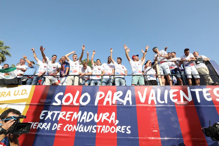 Los aficionados han esperado la llegada del autobús descapotable que ha llevado al equipo desde las bodegas donde han tenido hoy un almuerzo. Tras los cánticos y saltos en el balcón del Ayuntamiento, los jugadores junto al cuerpo técnico y a la directiva, se han dirigido al salón de plenos municipal, donde el alcalde, José García Lobato, ha presidido la recepción oficial .