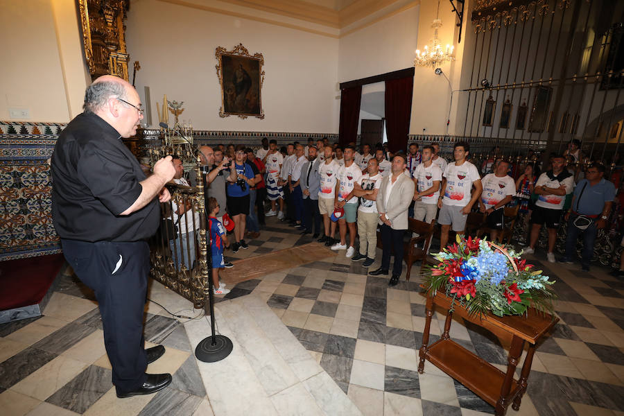 Los aficionados han esperado la llegada del autobús descapotable que ha llevado al equipo desde las bodegas donde han tenido hoy un almuerzo. Tras los cánticos y saltos en el balcón del Ayuntamiento, los jugadores junto al cuerpo técnico y a la directiva, se han dirigido al salón de plenos municipal, donde el alcalde, José García Lobato, ha presidido la recepción oficial .